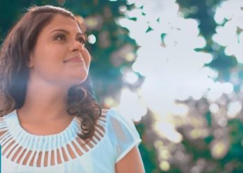 Hellen Miranda – Ao Som da Voz de Deus – CLIPE COM LETRA (VideoLETRA® oficial MK Music)