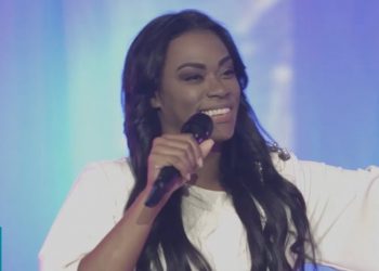 Elaine Martins – Agradeço ao Senhor (Ao Vivo)