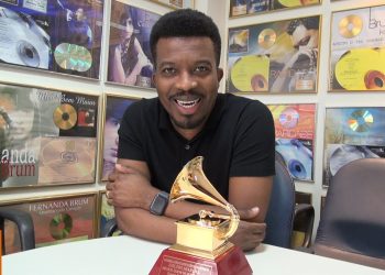 Delino Marçal – Entrega de Certificado e Prêmio Grammy Latino e Acústico 93 (#MKnãoPARA)