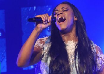 Elaine Martins – Oceano de Lágrimas (Ao Vivo)