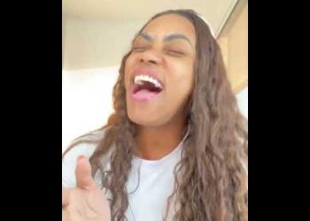 Elaine Martins cantando Superação