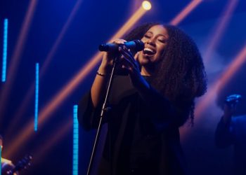 Paola Carla – Operando Deus (Clipe Oficial MK Music)