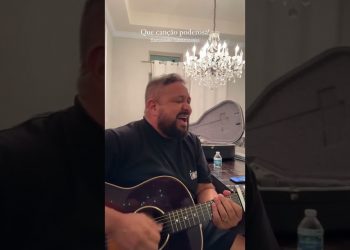 Que benção e que alegria ouvir o nosso amigo Fernandinho cantar a canção ” Quem é como nosso Deus?”