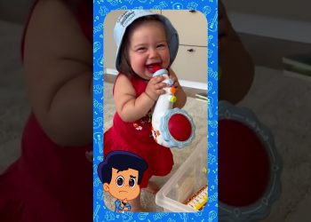 Bebezinha tocando e gargalhando 🤣😍 – 3 Palavrinhas React!