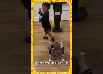 Criança brinca de pregador 😲🙌 – 3 Palavrinhas React!