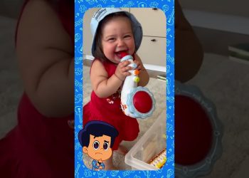 Menina toca instrumento de brinquedo e dá gargalhada – 3 Palavrinhas React