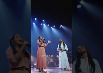 Deus ainda está no controle.Assista “Lembra Que Eu Sou Teu Deus” da Larissa Santos e Thalita Roberta